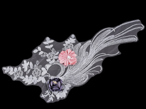 Velká aplikace / vsadka na monofilu, vyšívaná s 3D květy, na společenské šaty