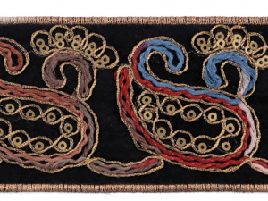 Vyšívaný prýmek s lurexem šíře 58 mm, imitace sametu