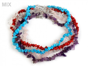 Náhrdelník ze zlomků minerálu