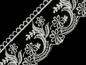 Krajka na monofilu šíře 11 cm vyšívaná