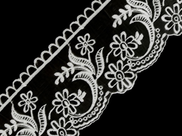 Krajka na monofilu šíře 11 cm vyšívaná