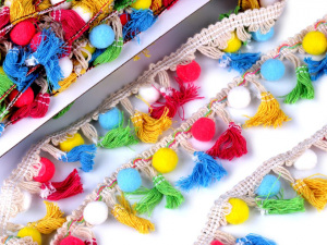 Prýmek s bambulkami a třásněmi šíře 45 mm