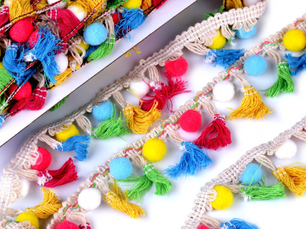 Prýmek s bambulkami a třásněmi šíře 45 mm