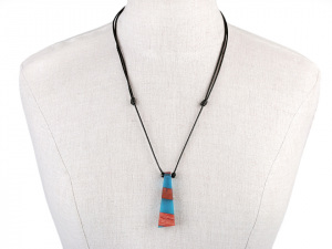 Designový náhrdelník ze dřeva a pryskyřice