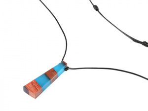 Designový náhrdelník ze dřeva a pryskyřice