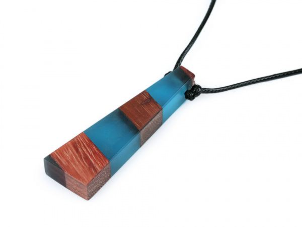 Designový náhrdelník ze dřeva a pryskyřice