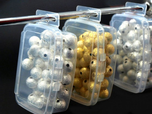 Plastový box / zásobník 3,5x5x2 cm s eurozávěsem