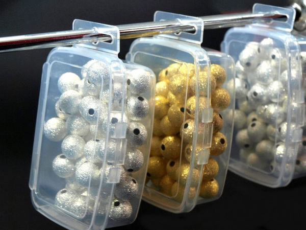 Plastový box / zásobník 3,5x5x2 cm s eurozávěsem