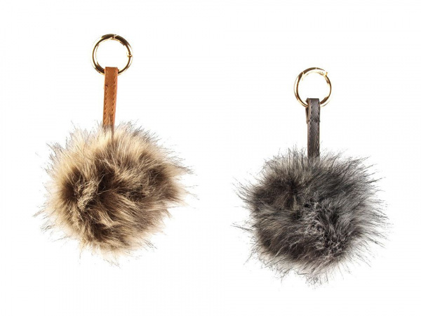 Kožešinová bambule na kabelku s karabinou