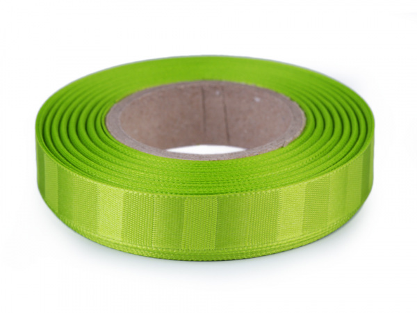 Atlasová stuha oboulící s pruhy šíře 15 mm