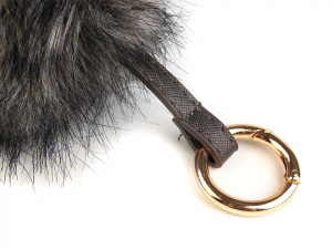Kožešinová bambule na kabelku s karabinou
