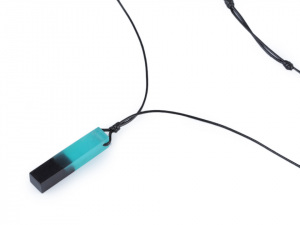 Designový náhrdelník ze dřeva a pryskyřice