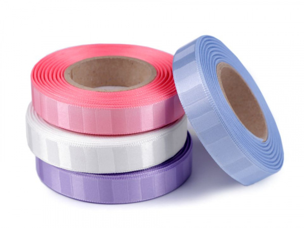 Atlasová stuha oboulící s pruhy šíře 15 mm