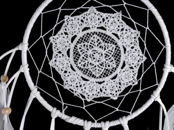 Lapač snů s krajkou a peřím