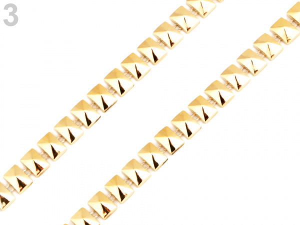 Pyramidky na šňůře / borta šíře 8 mm