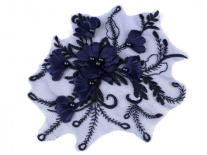 Aplikace / vsadka na monofilu s 3D květy a perlami 17x20 cm