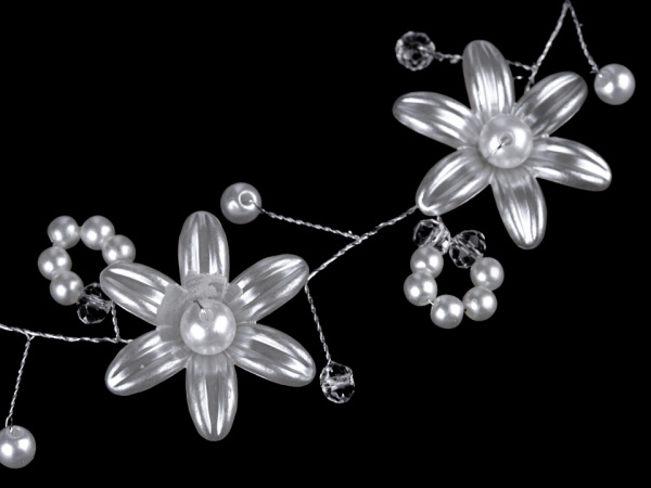 Perlová ozdoba do vlasů s květy a broušenými korálky