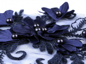 Aplikace / vsadka na monofilu s 3D květy a perlami 17x20 cm