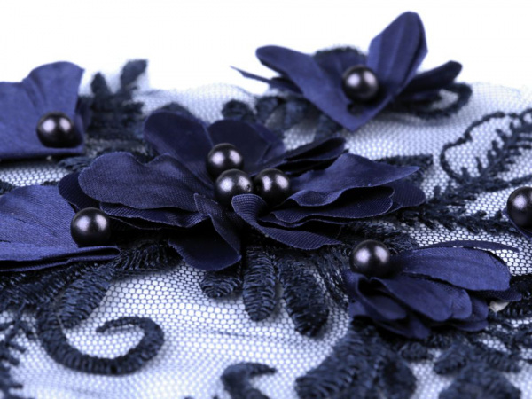 Aplikace / vsadka na monofilu s 3D květy a perlami 17x20 cm