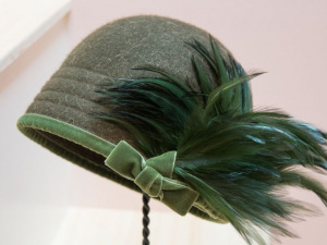 Prýmek - kohoutí peří šíře 12 cm