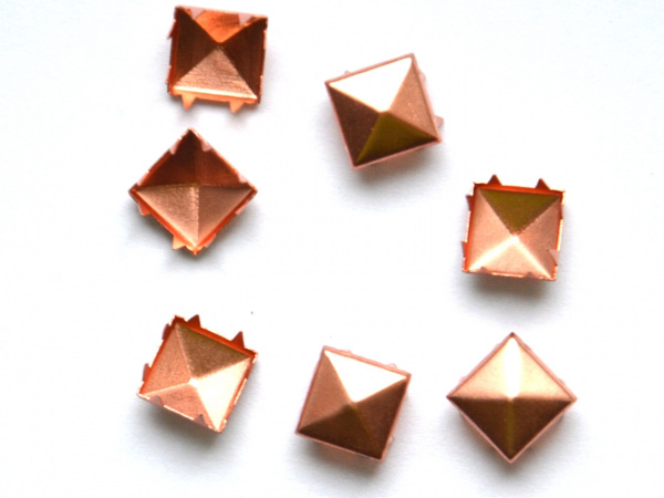 Cvočky na oblečení 10x10mm pyramida
