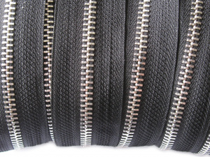 Zip kovový 4 mm metráž