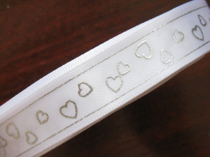 Stuha atlasová svatební růže a srdíčka šíře 15mm