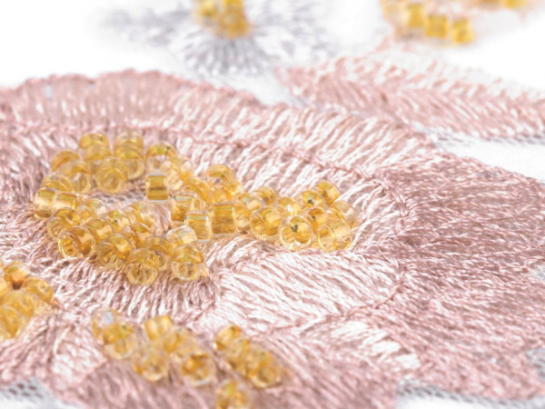 Aplikace / vsadka s korálky, flitry 13x18 cm