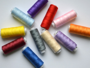 Polyesterové nitě 40/2 návin 200 m