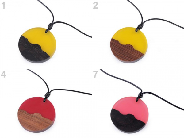 Náhrdelník ze dřeva a pryskyřice