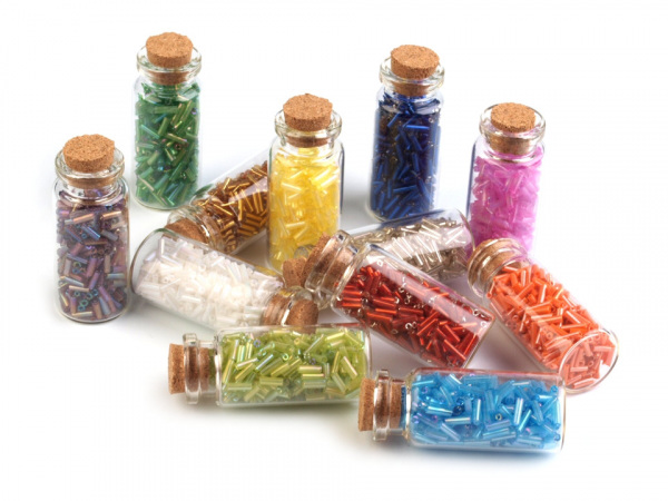 Skleněný rokajl v lahvičce tyčky 2x6 mm