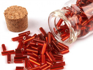 Skleněný rokajl v lahvičce tyčky 2x6 mm